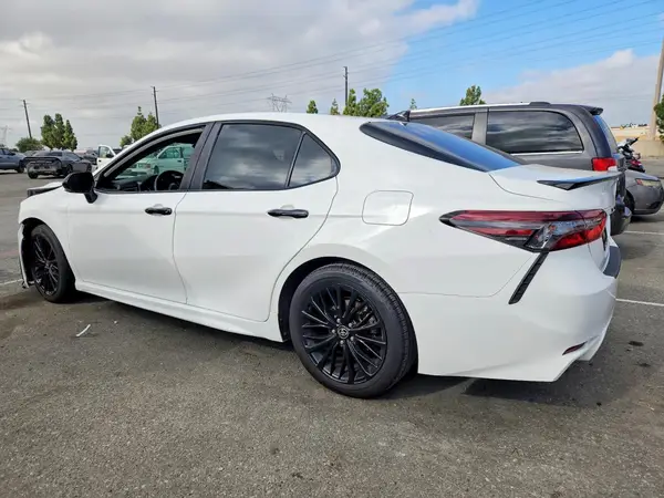 4T1G31AKXNU033336 — 2022 Toyota Camry, фото 2 с аукциона Copart, Передняя часть