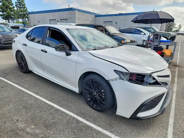 4T1G31AKXNU033336 — 2022 Toyota Camry, фото 4 с аукциона Copart, Передняя часть