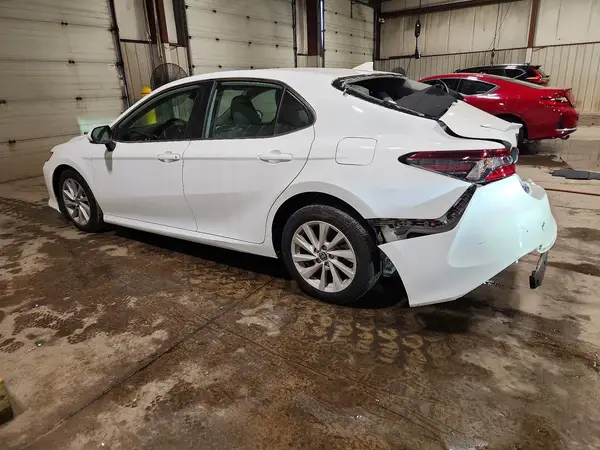 4T1C11AK0NU627325 — 2022 Toyota Camry, фото 2 с аукциона Copart, Задняя часть