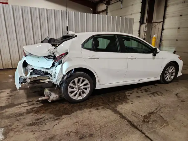 4T1C11AK0NU627325 — 2022 Toyota Camry, фото 3 с аукциона Copart, Задняя часть