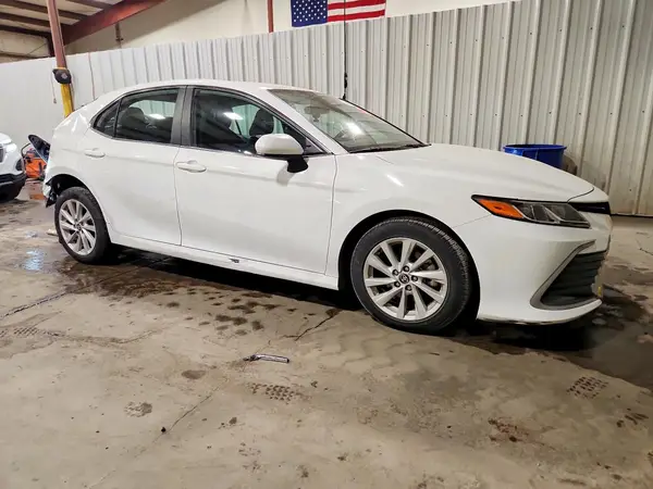 4T1C11AK0NU627325 — 2022 Toyota Camry, фото 4 с аукциона Copart, Задняя часть