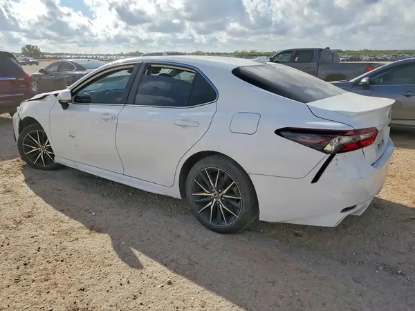 4T1G11AK5NU057274 — 2022 Toyota Camry, фото 2 с аукциона Copart 09.10.2026, Передняя часть