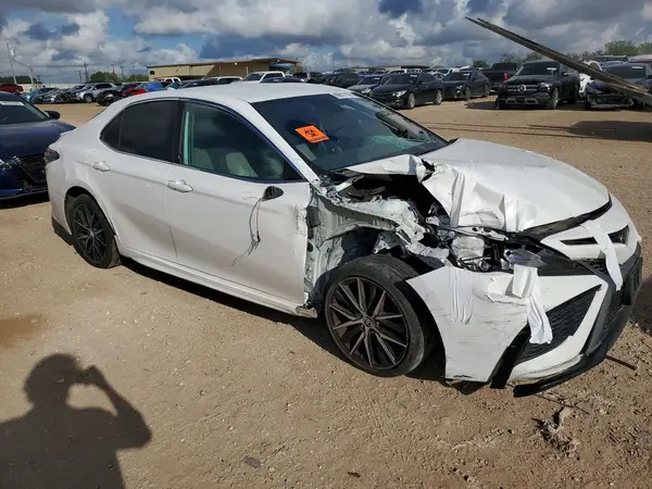 4T1G11AK5NU057274 — 2022 Toyota Camry, фото 4 с аукциона Copart 09.10.2026, Передняя часть