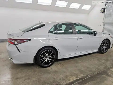 4T1T11AK2NU046344 — 2022 Toyota Camry, фото 3 с аукциона Copart 15.10.2026, Передняя часть