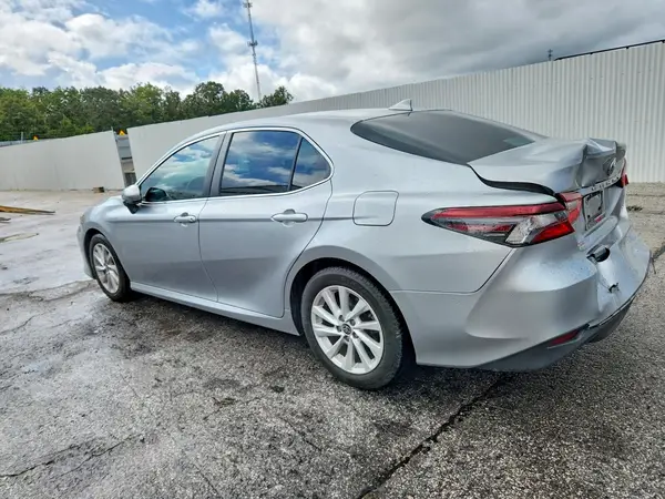 4T1C11AK7NU075130 — 2022 Toyota Camry, фото 2 с аукциона Copart, Задняя часть