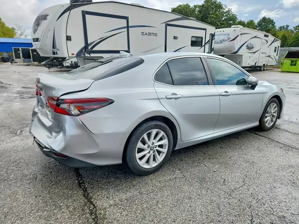 4T1C11AK7NU075130 — 2022 Toyota Camry, фото 3 с аукциона Copart, Задняя часть