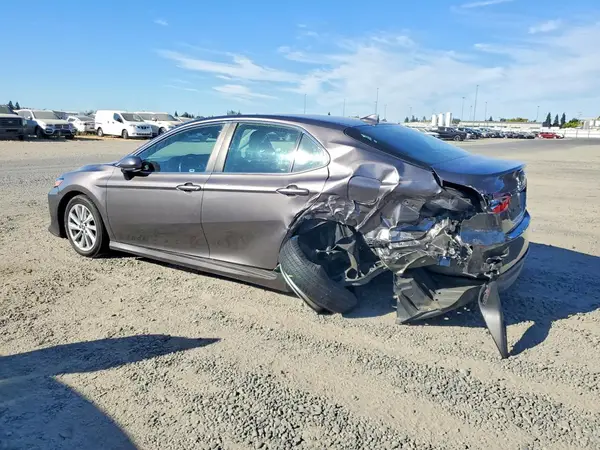 4T1C11AKXNU694630 — 2022 Toyota Camry, фото 2 с аукциона Copart, Задняя часть