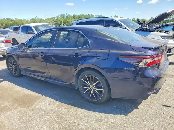 4T1G11AK7NU623175 — 2022 Toyota Camry, фото 2 с аукциона Copart, Передняя часть