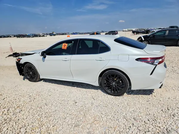 4T1K61AK1NU030665 — 2022 Toyota Camry, фото 2 с аукциона Copart, Передняя часть