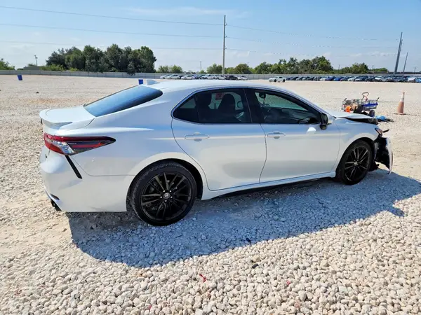 4T1K61AK1NU030665 — 2022 Toyota Camry, фото 3 с аукциона Copart, Передняя часть