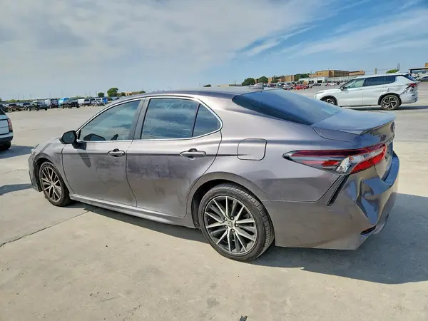 4T1G11AK2NU669335 — 2022 Toyota Camry, фото 2 с аукциона Copart 08.10.2026, Задняя часть