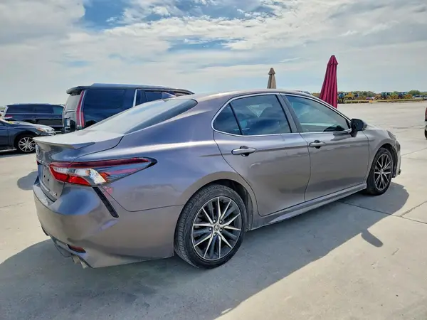 4T1G11AK2NU669335 — 2022 Toyota Camry, фото 3 с аукциона Copart 08.10.2026, Задняя часть