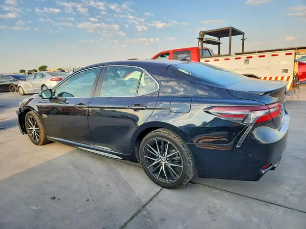 4T1G11AK3PU723566 — 2023 Toyota Camry, фото 2 с аукциона Copart, Передняя часть