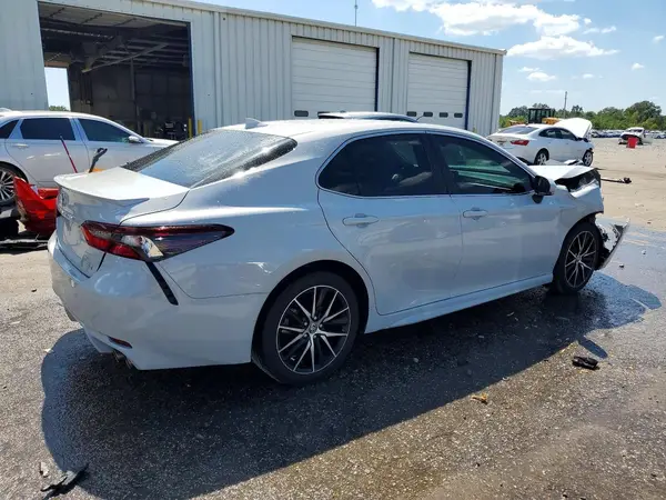 4T1G11AK5PU175263 — 2023 Toyota Camry, фото 3 с аукциона Copart, Передняя часть