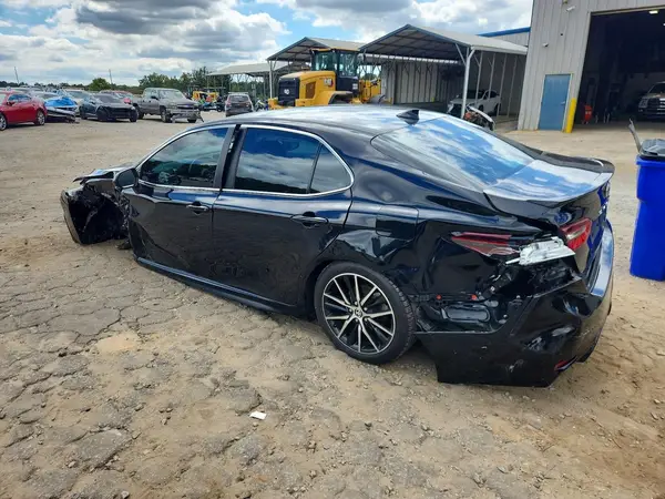 4T1S11AK3PU825587 — 2023 Toyota Camry, фото 2 с аукциона Copart, Передняя часть