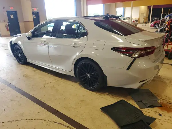 4T1K61BK1PU107343 — 2023 Toyota Camry, фото 2 с аукциона Copart, Передняя часть