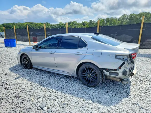 4T1KZ1AK0RU092989 — 2024 Toyota Camry, фото 2 с аукциона Copart, Задняя часть