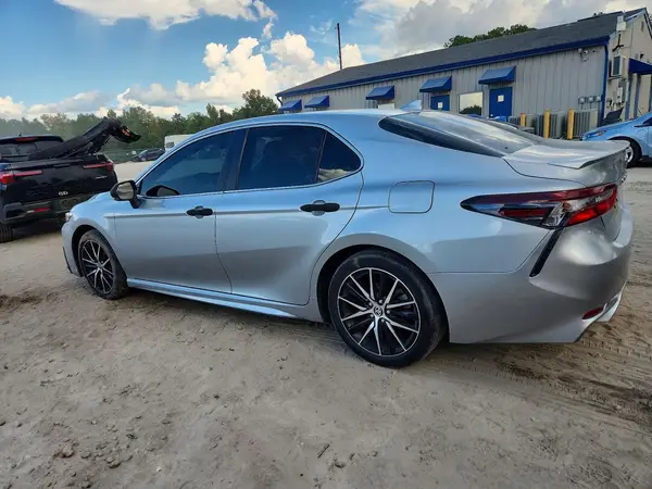 4T1G11AK3RU245460 — 2024 Toyota Camry, фото 2 с аукциона Copart, Боковая часть
