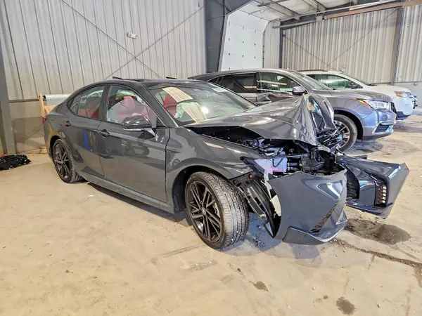 4T1DBADKXTU566642 — 2026 Toyota Camry, фото 4 с аукциона Copart, Передняя часть