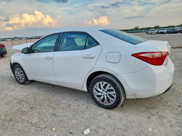 5YFBURHE4HP657032 — 2017 Toyota Corolla, фото 2 с аукциона Copart 08.10.2026, Передняя часть