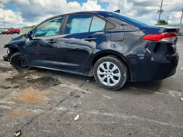5YFEPMAE9NP380455 — 2022 Toyota Corolla, фото 2 с аукциона Copart, Передняя часть