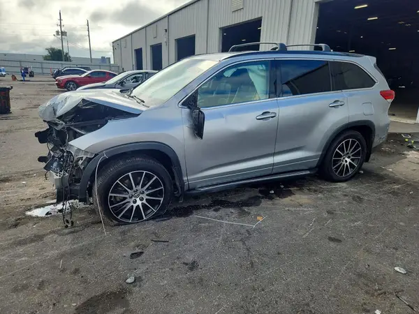 5TDJZRFH4HS379069 — 2017 Toyota Highlander, Передняя часть (Front End), фото до ремонта