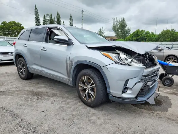 5TDZARFH6HS025046 — 2017 Toyota Highlander, фото 4 с аукциона Copart 12.10.2026, Передняя часть