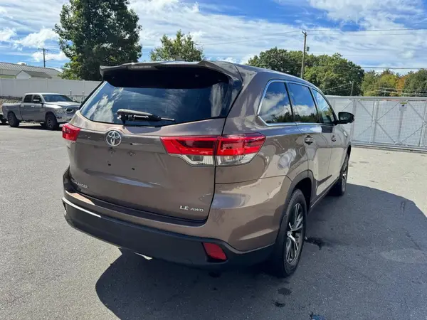 5TDBZRFH7HS393245 — 2017 Toyota Highlander, фото 3 с аукциона Copart 25.09.2026, Мелкие вмятины и царапины