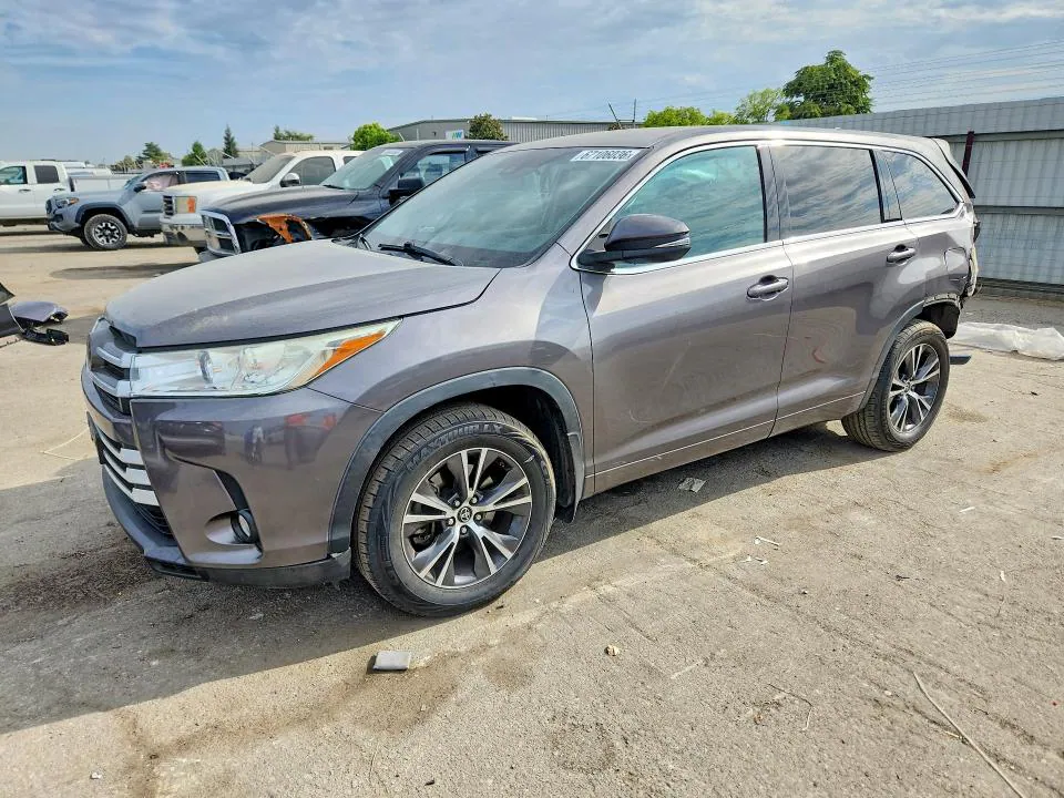2018 Toyota Highlander VIN 5TDBZRFH0JS826815 фото 1