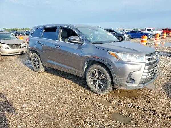 5TDZARFH8JS039567 — 2018 Toyota Highlander, фото 4 с аукциона Copart, Передняя часть