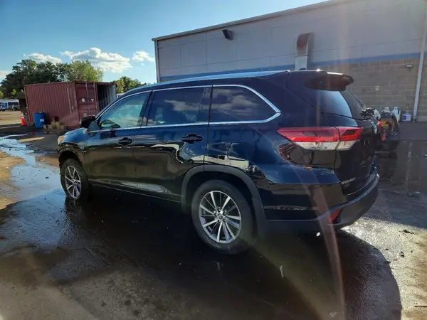 5TDJZRFH0JS557792 — 2018 Toyota Highlander, фото 2 с аукциона Copart, Передняя часть