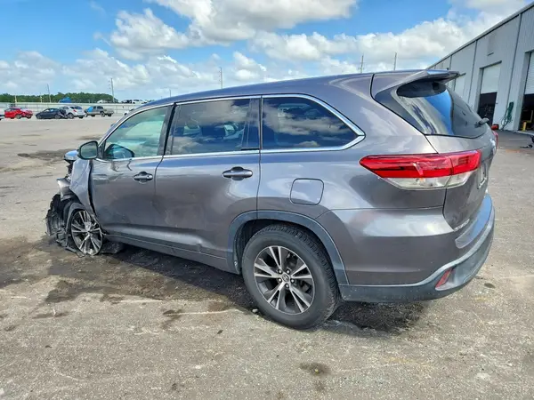 5TDZZRFHXJS243649 — 2018 Toyota Highlander, фото 2 с аукциона Copart, Передняя часть