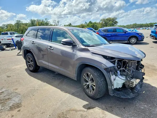 5TDZZRFHXJS243649 — 2018 Toyota Highlander, фото 4 с аукциона Copart, Передняя часть