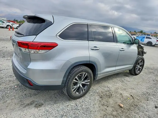 5TDZARFH3JS034342 — 2018 Toyota Highlander, фото 3 с аукциона Copart, Передняя часть