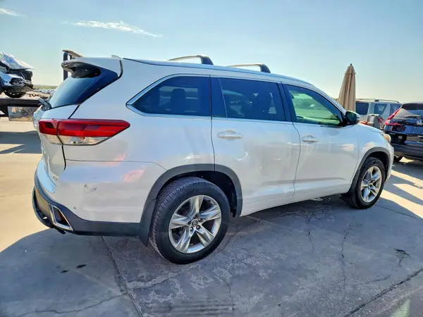 5TDYZRFH4JS237695 — 2018 Toyota Highlander, фото 3 с аукциона Copart 12.10.2026, Естественный износ