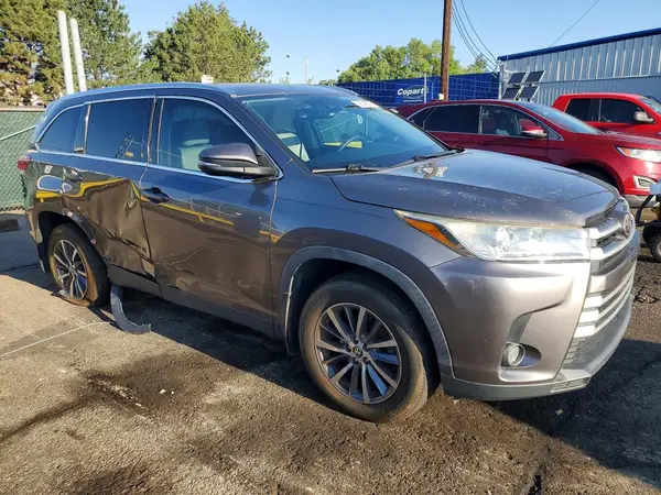 5TDJZRFH9KS989718 — 2019 Toyota Highlander, фото 4 с аукциона Copart 13.10.2026, Боковая часть