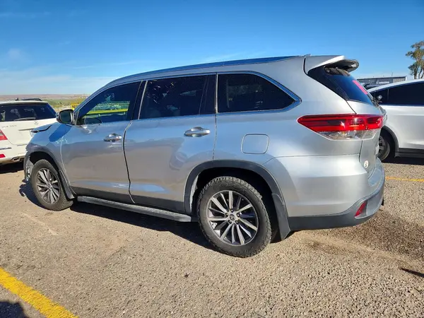 5TDJZRFH0KS627230 — 2019 Toyota Highlander, фото 2 с аукциона Copart, Боковая часть