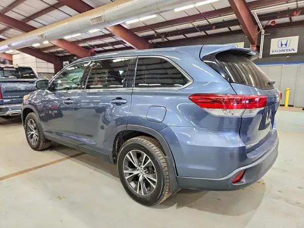 5TDBZRFH3KS986561 — 2019 Toyota Highlander, фото 2 с аукциона Copart 05.10.2026, Задняя часть