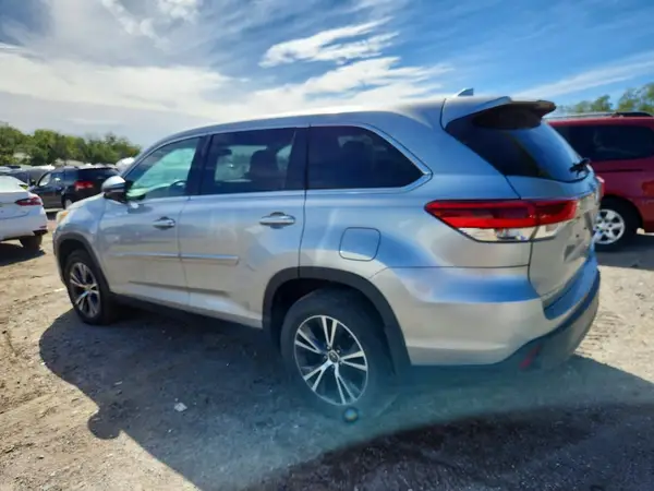 5TDBZRFHXKS938894 — 2019 Toyota Highlander, фото 2 с аукциона Copart 06.10.2026, Мелкие вмятины и царапины