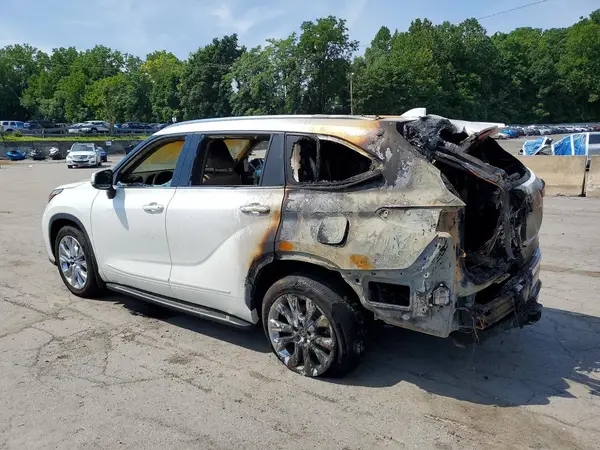 5TDDZRBH2MS111120 — 2021 Toyota Highlander, фото 2 с аукциона Copart 28.09.2026, Пожар
