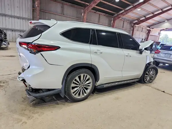 5TDFZRAH0NS130972 — 2022 Toyota Highlander, фото 3 с аукциона Copart, Передняя часть