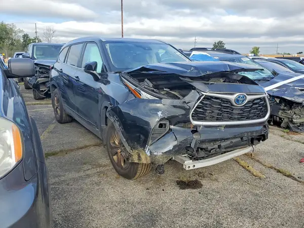 5TDABRCH6PS583072 — 2023 Toyota Highlander, фото 4 с аукциона Copart, Передняя часть