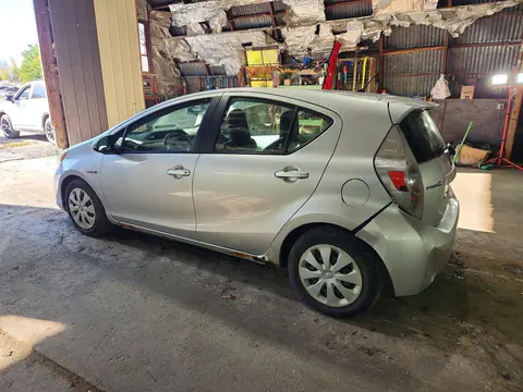 2013 Toyota Prius C One VIN JTDKDTB31D1536624 фото 2