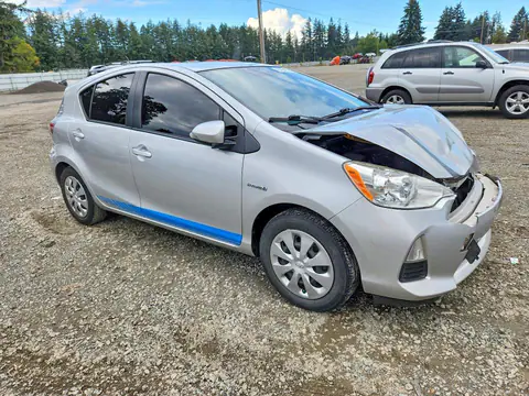 JTDKDTB38E1085242 — 2014 Toyota Prius C, фото 4 с аукциона Copart 13.10.2026, Передняя часть