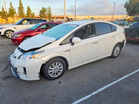 JTDKN3DPXE3060425 — 2014 Toyota Prius Plug-IN Hybrid, Передняя часть (Front End), фото до ремонта