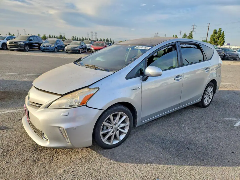JTDZN3EU5E3314948 Toyota Prius V 2014 — повреждение Передняя часть, фото до ремонта