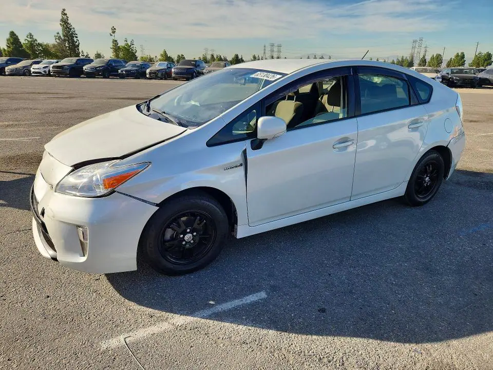 JTDKN3DU4F1995815 Toyota Prius 2015 — повреждение Передняя часть, фото до ремонта