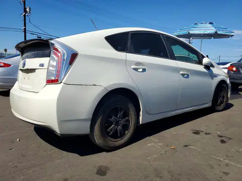 JTDKN3DU3F1874824 — 2015 Toyota Prius, фото 3 с аукциона Copart 14.10.2026, Передняя часть