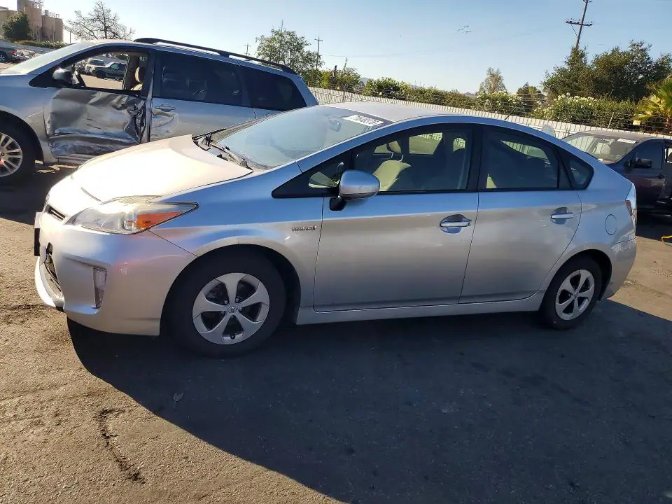 JTDKN3DUXF0457125 Toyota Prius 2015 — повреждение Передняя часть, фото до ремонта