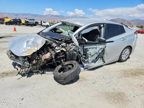JTDKARFU4L3113893 — 2020 Toyota Prius, Боковая часть (Side), фото до ремонта
